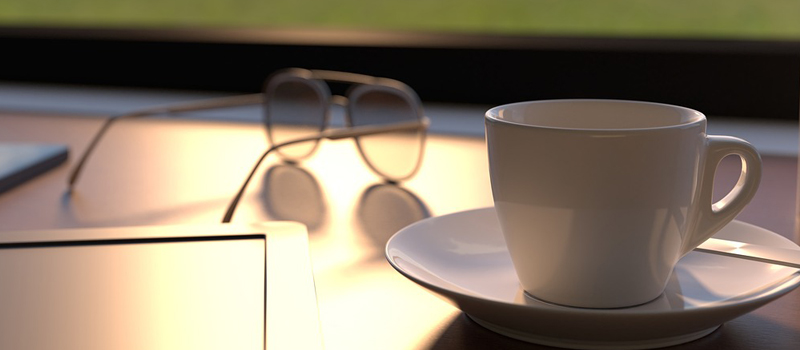 독일 아우토반의 최신 트럭 휴게소에서 휴식 중인 운전자